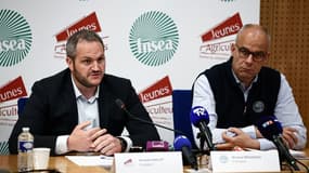Le président e la FNSEA, Arnaud Rousseau (d) et le président des Jeunes Agriculteurs (JA), Arnaud Gaillot, lors d'une conférence de presse après une réunion avec le président Emmanuel Macron, le 2 mai 2024 à Paris
