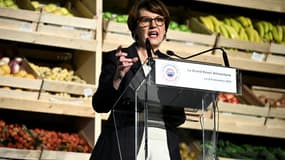 La ministre de l'Agriculture, Annie Genevard, lors d'un discours sur la souveraineté alimentaire au marché de gros de Rungis, le 8 décembre 2025 dans le Val-de-Marne