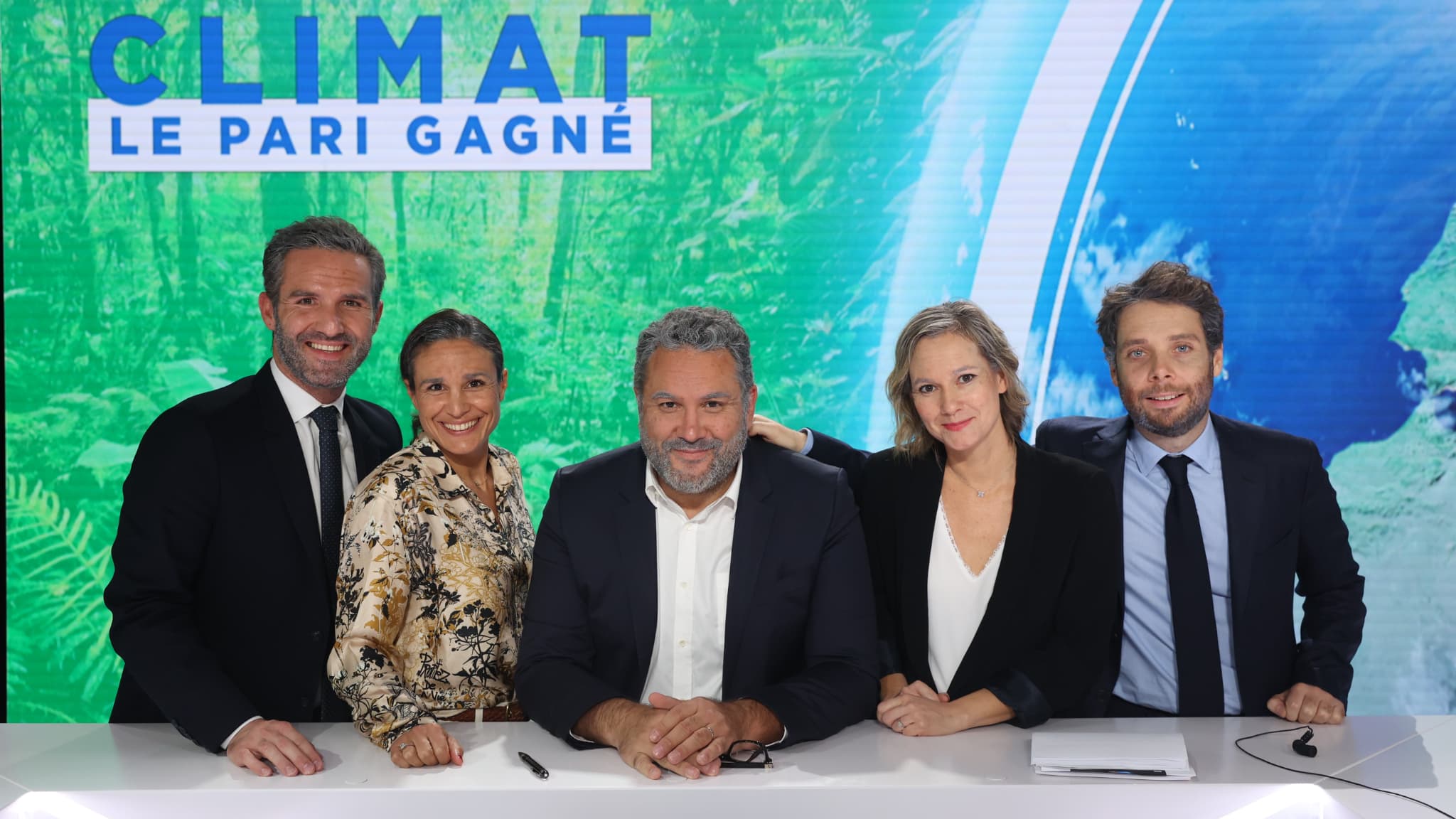 Marc Hay, Ashley Chevalier, Bruce Toussaint, Roselyne Dubois et Benjamin Duhamel sur le tournage de "2050: ouvrons les yeux", l'émission d'anticipation de BFMTV.