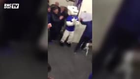 La folle danse de la joie d'un coach de 61 ans