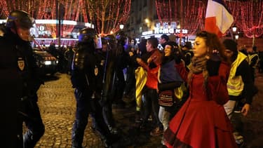 Des gilets jaunes face aux forces de l'ordre dans la nuit de lundi à mardi.