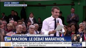 Au bout de 6h, un maire arrive à poser une colle à Emmanuel Macron