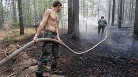 Pompiers à l'oeuvre dans les environs de Voronezh. Le bilan des incendies de forêts en Russie est passé de trois à 28 morts samedi, alors que les flammes continuent de ravager la partie occidentale du pays. /Photo prise le 31 juillet 2010/REUTERS/Sergei K