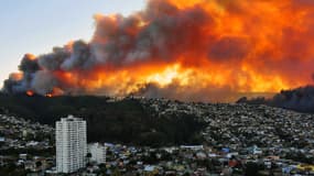 Un gigantesque incendie a ravagé dès samedi soir la ville de Valparaiso, réduisant en cendres 500 habitations