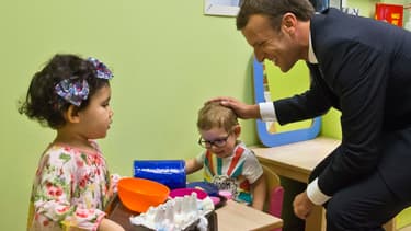 Emmanuel Macron lors de la visite d'une crèche à Gennevilliers (Hauts-de-Seine).