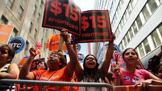 Dans l'Etat de New York, les salaires pourraient passer à 15 dollars de l'heure.