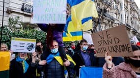Rassemblement de soutien à l'Ukraine devant l'ambassade russe à Paris, le 22 février 2022.