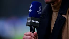 Un journaliste de Cnal + pendant un match du PSG en Ligue des champions, le 19 février 2025