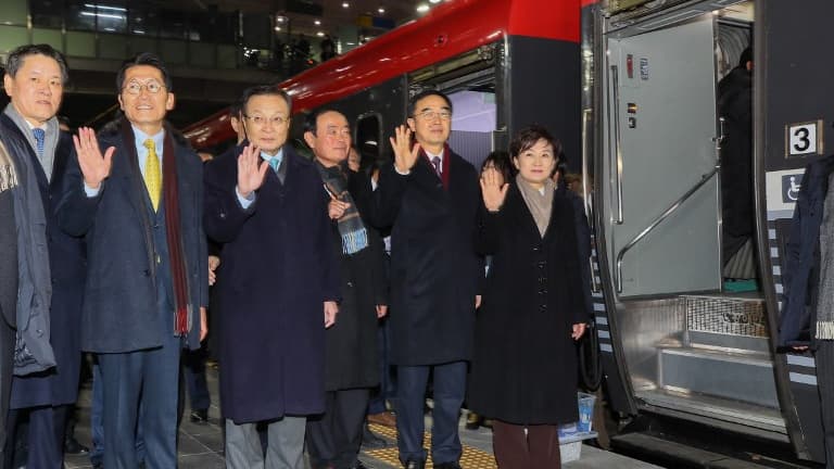 Les officiels sud coréens embarquent dans le train qui les mènera quelques kilomètres au nord