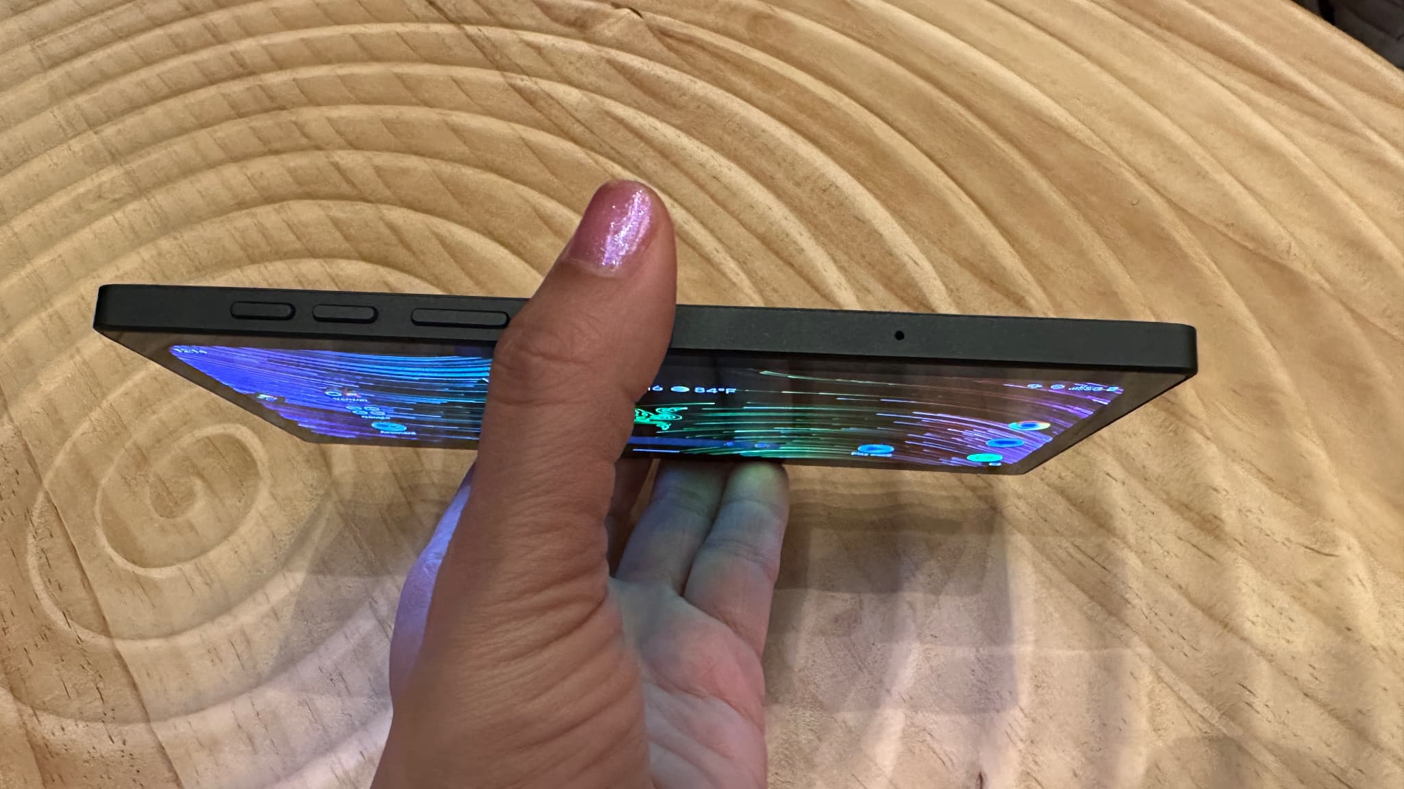 La Razer Edge 5G est plutôt épais (11 mm) en raison de son système de dissipation de la chaleur