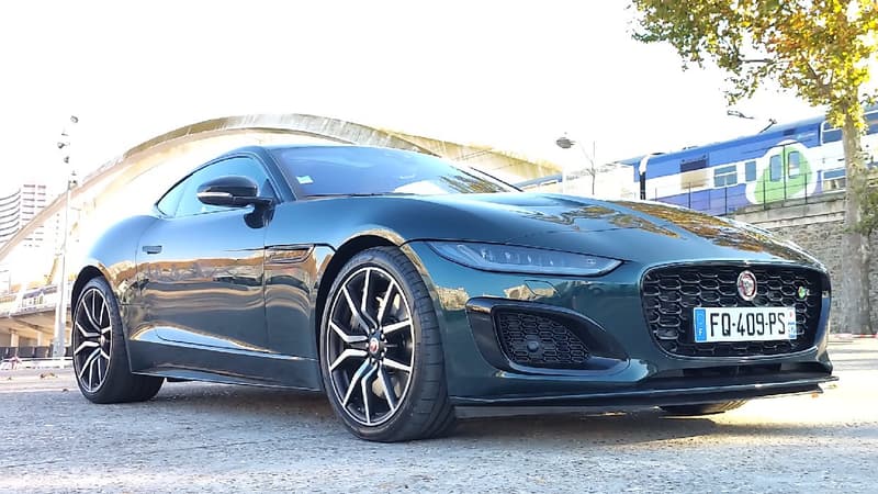 La version R, c'est la version la plus sportive de la Jaguar F-Type.