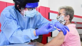 Une femme se fait vacciner contre le Covid-19, le 15 janvier 2021 à Corona, en Californie