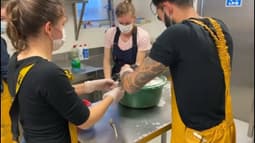 Un oiseau mazouté retrouvé sur les plages bretonnes en train d'être lessivé et nettoyé par la Ligue pour la protection des oiseaux (LPO) en janvier 2026.