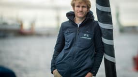 Le navigateur français François Gabart pose à bord de son multicoque de la classe Ultim "SVR Lazartigue", le 6 novembre 2021 au Havre, à la veille du départ de la Transat Jacques Vabre en direction de Fort-de-France