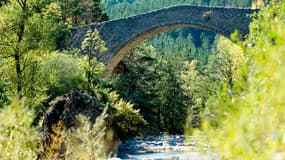 Le pont de la Reine Jeanne, à Saint-Benoît (Alpes-de-Haute-Provence). 