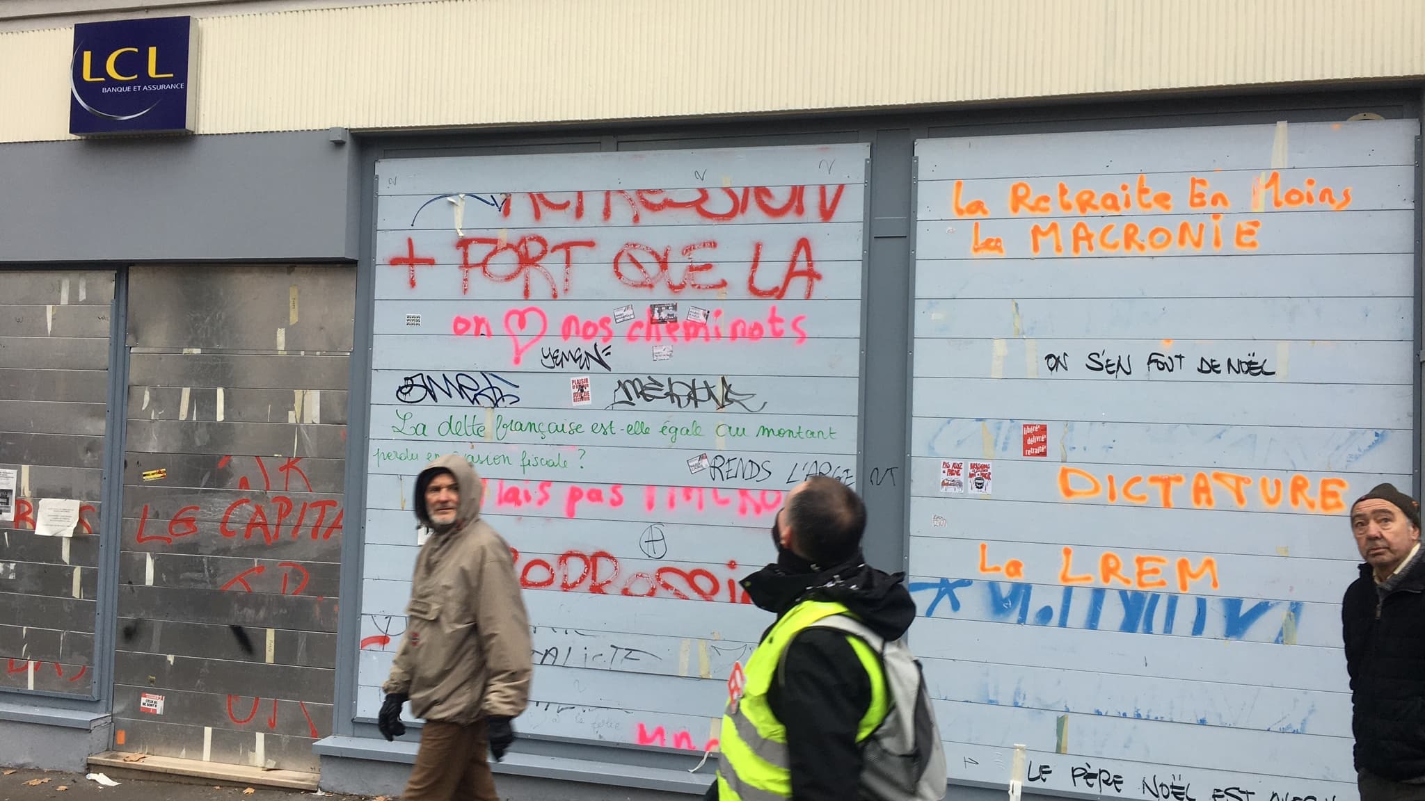 Une banque barricadée et taguée sur le parcours du cortège parisien.