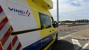 Un véhicule d'intervention de Vinci Autoroutes circule sur l'autoroute A 10 près de la barrière de péage de Saint-Arnoult-en-Yvelines, le 11 juillet 2019.