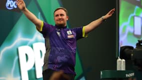 Luke Littler lors des Mondiaux de fléchettes, le 1er janvier 2024.