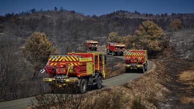 Des camions de pompiers se dirigeant vers le village de Jonquières le 8 août 2025 afin de combattre le mégafeu survenu dans l'Aude cet été. Photo d'illustration