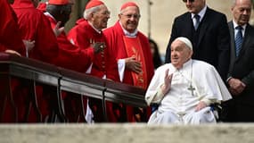 Le pape François fait une apparition surprise à la fin de la messe du dimanche des Rameaux sur la place Saint-Pierre au Vatican, le 13 avril 2025.
