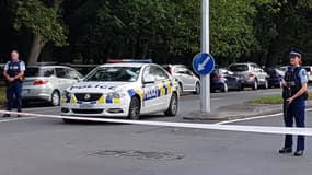 Des policiers ont quadrillé le périmètre autour d'une des mosquées de Christchurch.