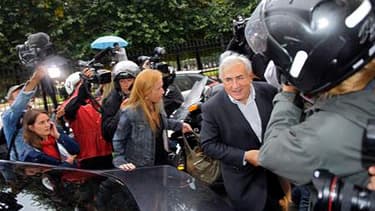 Une cinquantaine de journalistes a fait le pied de grue depuis l'aubre devant le 13 de la place des Vosges, dans le centre de Paris, guettant le retour de Dominique Strauss-Kahn dans son appartement parisien. L'ancien directeur général du Fonds monétaire