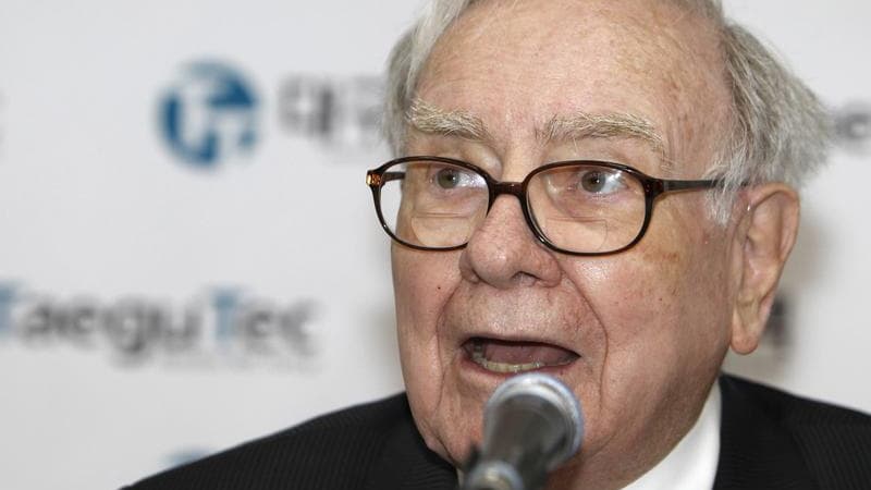 Le milliardaire Warren Buffett, 82 ans, a envoyé son premier tweet jeudi, gagnant plus de 45.000 adoptes en moins de 45 minutes. "Warren est dans la place", a déclaré "le sage d'Omaha" sous l'adresse "@WarrenBuffett." /Photo d'archives/REUTERS/Truth Leem