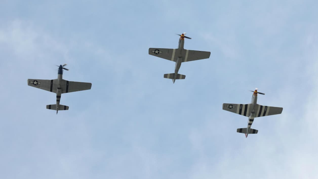 Les P-51 Mustang qui ont survolé Détroit en hommage à la muscle car. Les P-51 Mustang qui ont survolé Détroit en hommage à la muscle car.