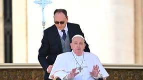 Le pape, convalescent, fait une apparition surprise au milieu des fidèles place Saint-Pierre le dimanche 6 avril