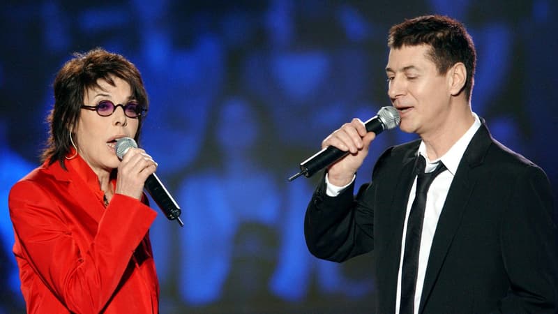 Dani et Étienne Daho en mars 2002, en train d'interpréter "Comme un boomerang" sur la scène des 17e Victoires de la musique