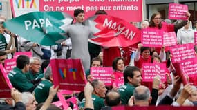 Plusieurs milliers de personnes ont participé mardi en France à des rassemblements contre l'adoption par les couples de même sexe. Organisés par Alliance Vita, ces rassemblements ont été organisés simultanément dans 75 villes -comme ici, à Lyon- sous form