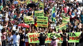 Des gens manifestent à Brasilia le 29 mai 2016 contre les violences faites aux femmes après le viol collectif d'une adolescente à Rio