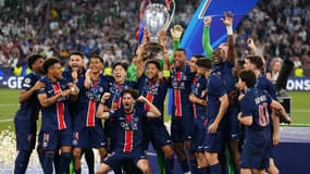 Le PSG avec le trophée de la Ligue des champions, le 31 mai 2025