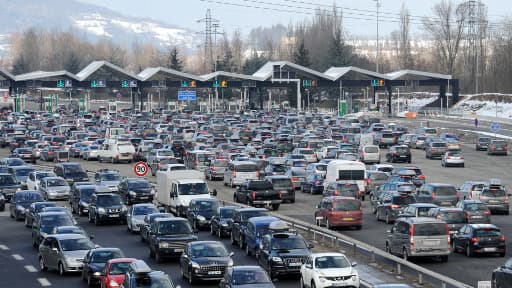 Circulation intense sur les routes aux abords des Alpes en février 2013.