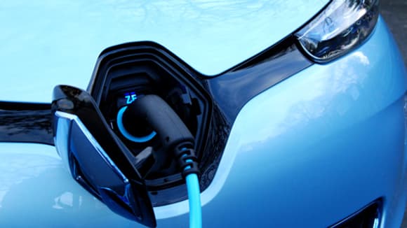 Le câble de recharge se branche derrière le gros logo Renault, entre les phares avant. Le câble de recharge se branche derrière le gros logo Renault, entre les phares avant.