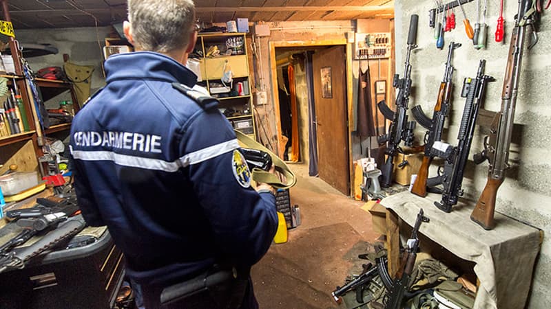 Photo prise par les gendarmes lors de l'opération de démantèlement d'un vaste trafic d'armes sur Internet.