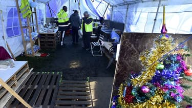 Des gilets jaunes et leur sapin de Noël à Sainte-Eulalie au nord de Bordeaux, le 17 décembre 2018.