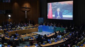Le président chinois Xi Jinping prononce un discours vidéo lors du Sommet des Nations Unies sur le climat, à New York, le 24 septembre 2025.