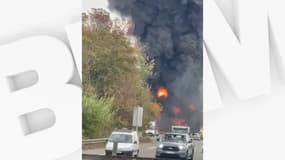Un important panache de fumée se dégage dans la zone de l'incendie.