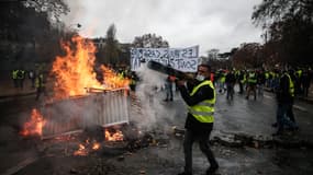 Des manifestants construisent une barricade à Paris, le 1er décembre 2018. 