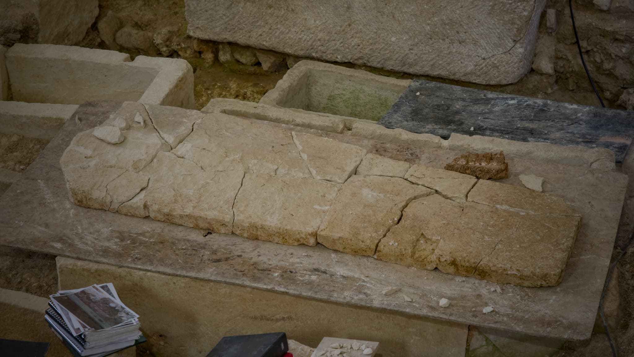Cette photographie prise à l'intérieur de l'église Saint-Martin-au-Val, à Chartres, le 19 juin 2024, montre le couvercle d'un sarcophage datant du VIe siècle après J.-C., de l'époque mérovingienne. 
