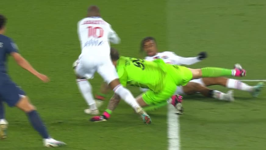 Le penalty concédé par Donnarumma sur Lacazette, PSG-OL, 2 avril 2023