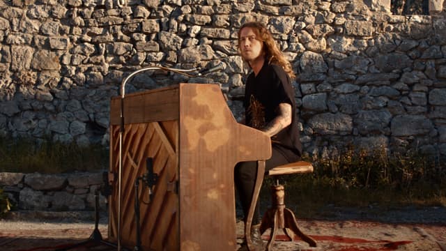 Julien Doré dans le clip de "Barracuda II"