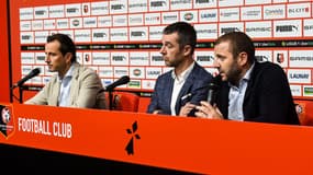 Julien Stéphan avec Nicolas Holveck et Florian Maurice pendant une conférence de presse de Rennes