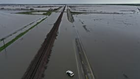 Une voiture prise dans une inondation près d'Allensworth en Californie le 22 mars 2023