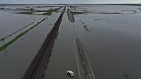 Une voiture prise dans une inondation près d'Allensworth en Californie le 22 mars 2023