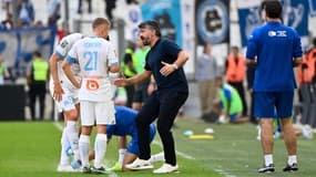 Gennaro Gattuso donne ses consignes à Valentin Rongier au Vélodrome, lors du match de Ligue 1 du 8 octobre 2023