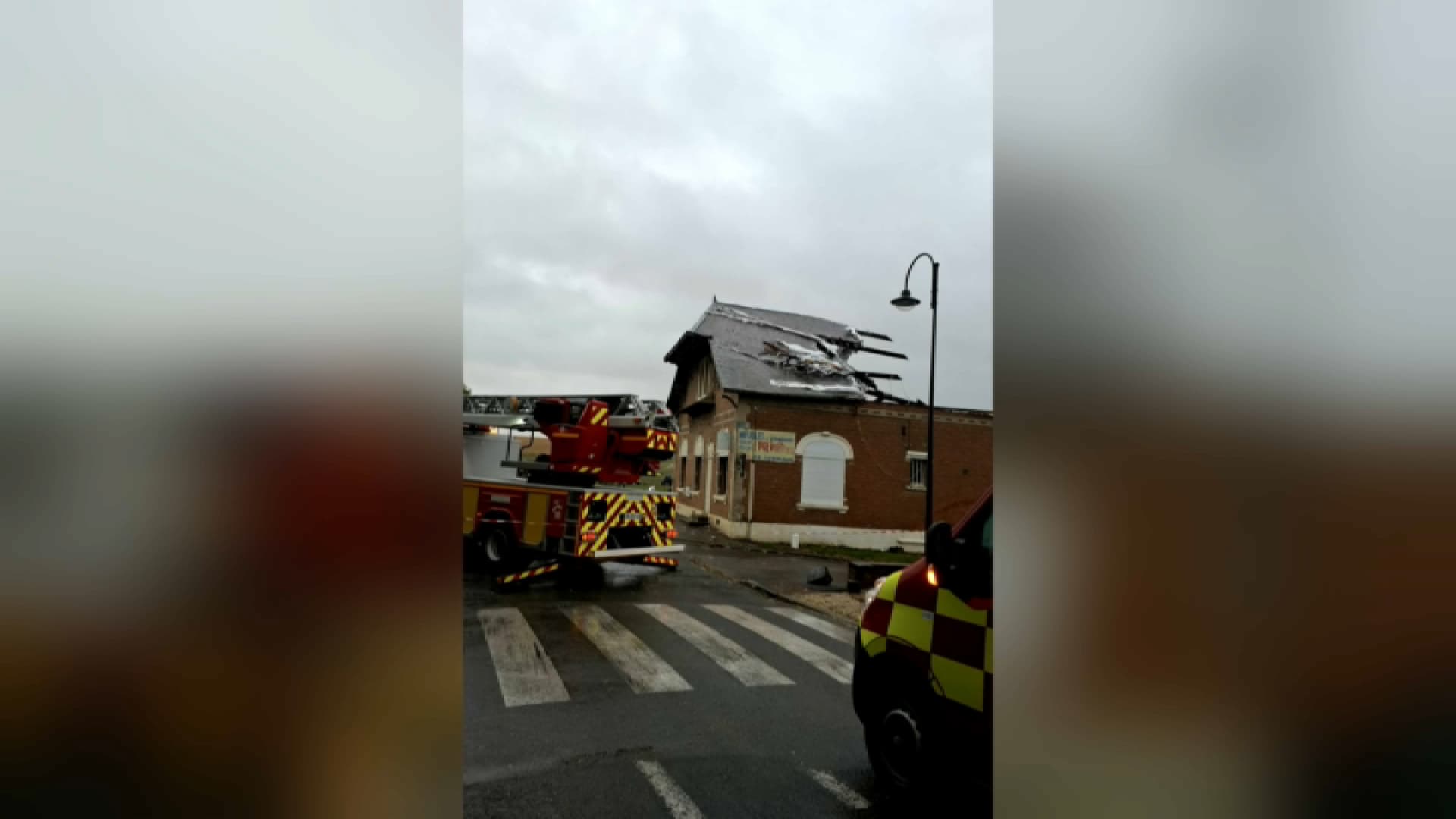 "ELLE S'EN SORT PAR MIRACLE": UNE HABITANTE DE LA SOMME A VU SA TOITURE ARRACHÉE APRÈS LE PASSAGE DE LA TEMPÊTE AMY