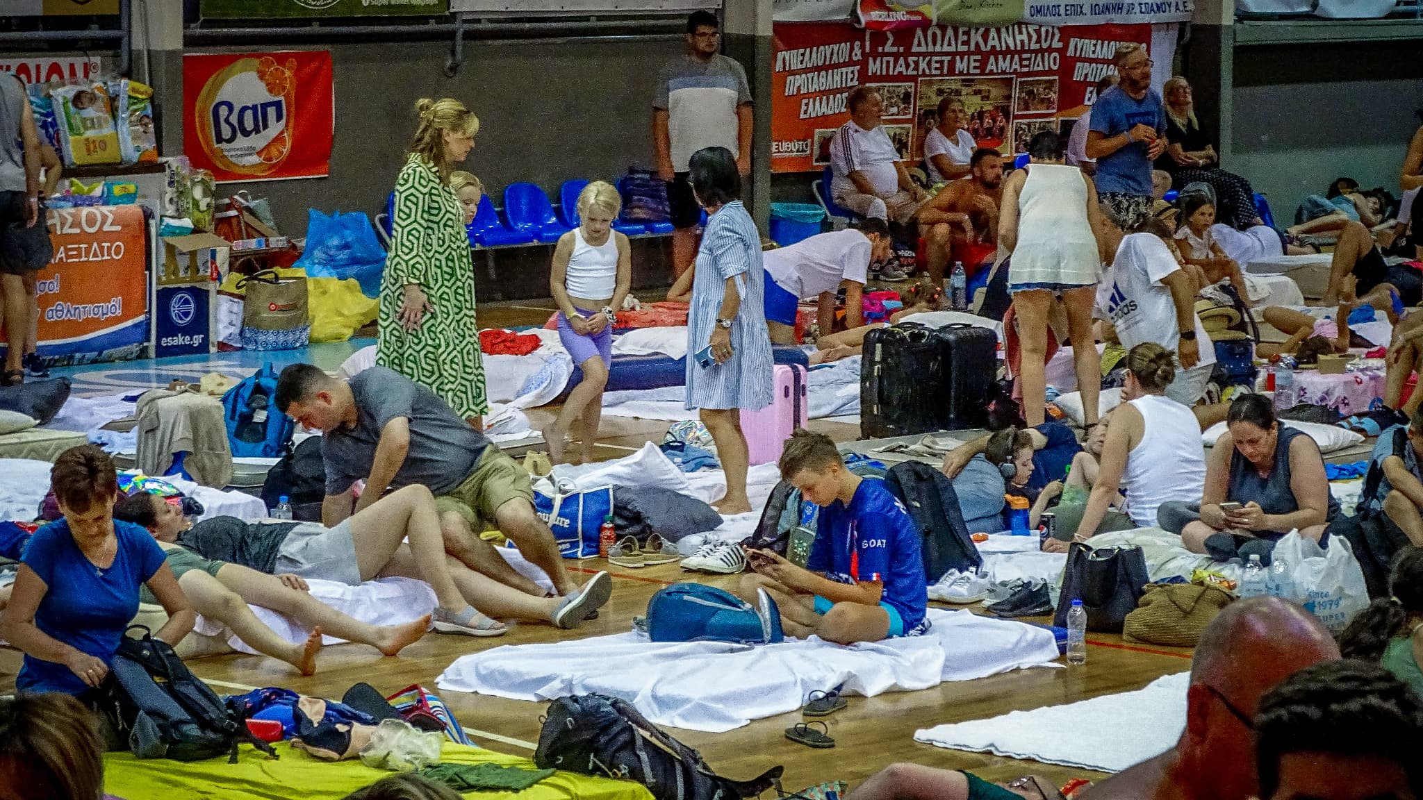 Des touristes évacués de l'île de Rhodes ont passé la nuit dans un gymnase.