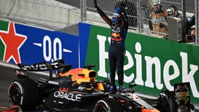 Max Verstappen jubile après son 4e titre de champion du monde de F1 à Las Vegas le 23 novembre 2024